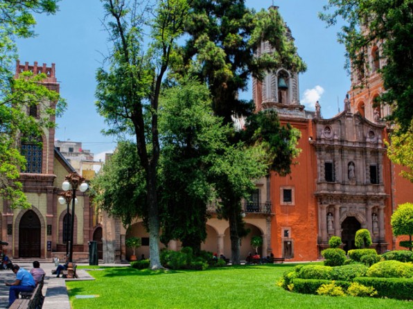 Camina por la Plaza de San Francisco